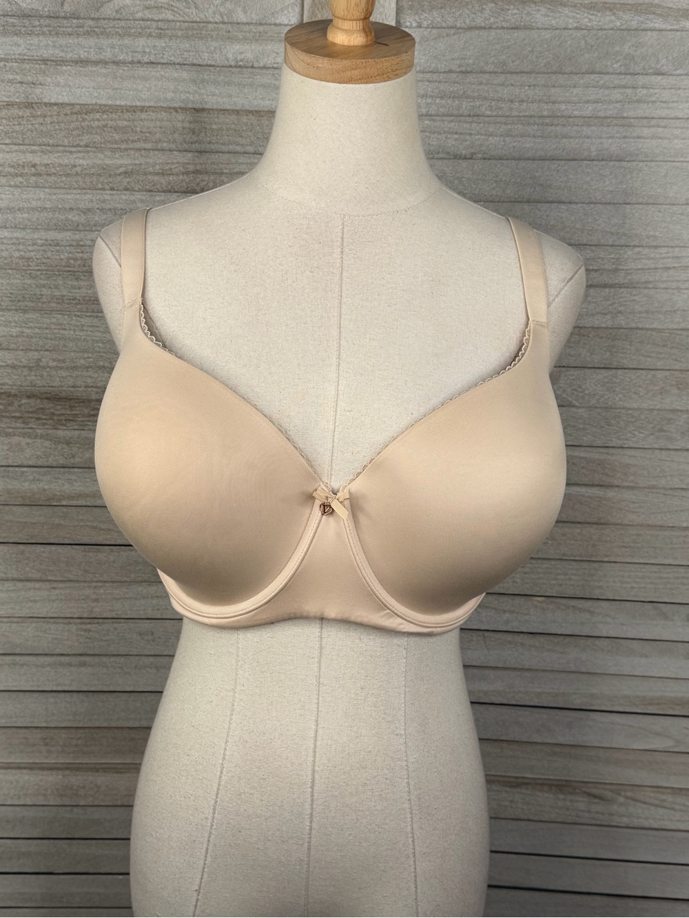 VICTORIA'S SECRET Body by Victoria Lightly Lined Smooth Demi Bra Underwire-40DDD